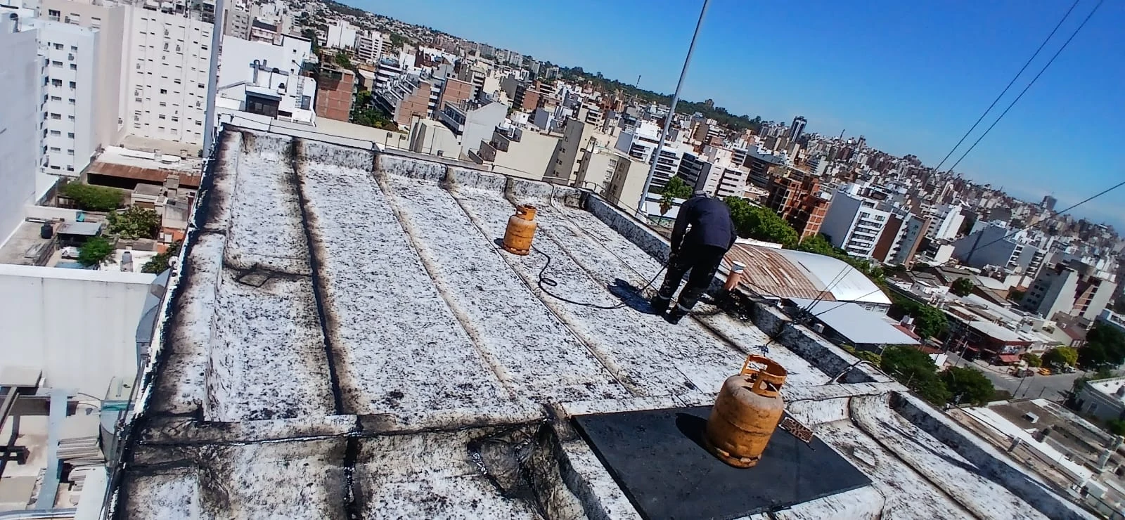 Trabajos de impermeabilización en las cubiertas de la Clínica Universitaria Reina Fabiola