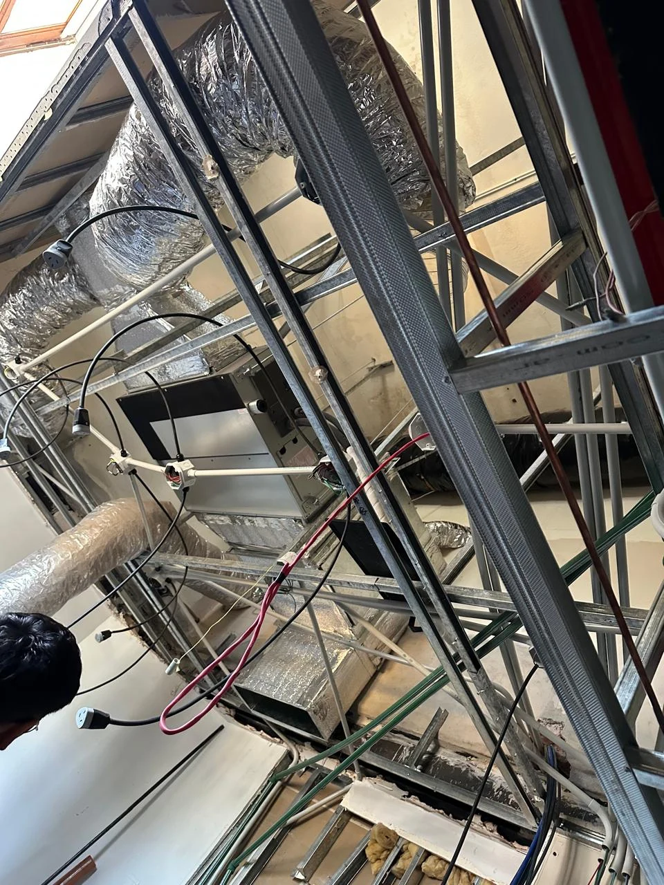 Instalaciones y estructura de cielorraso durante la obra