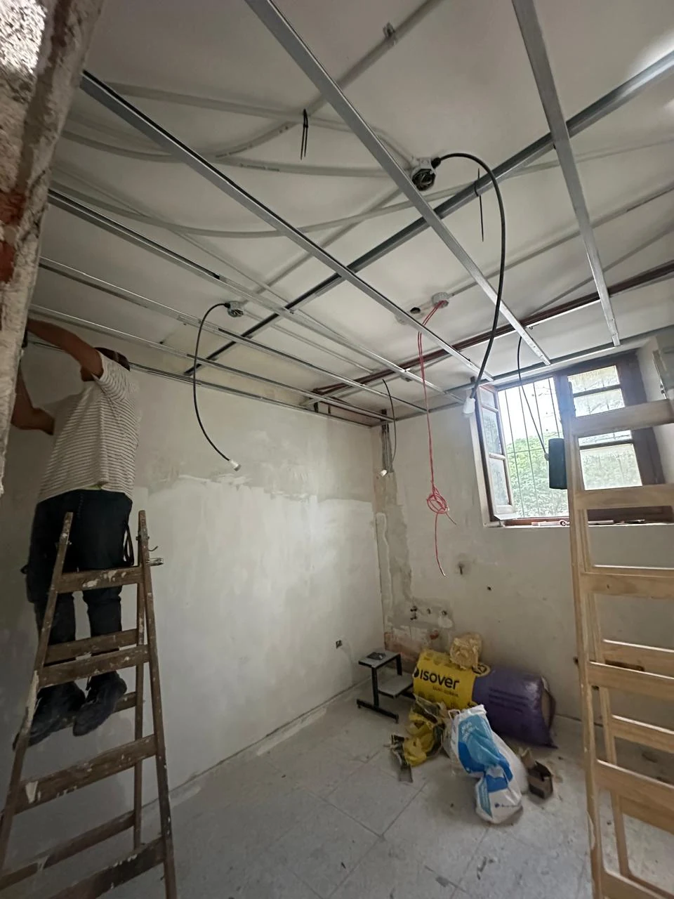Trabajos interiores y estructura para cielorraso